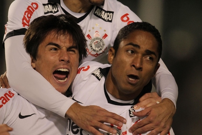 Willian e Jorge Henrique comemoram o primeiro gol do Corinthians na vitória sobre o América-MG
