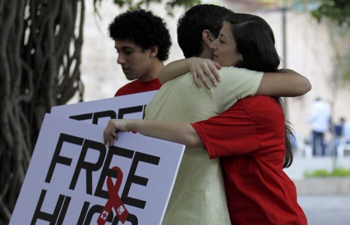 Americanos na Universidade de Beirute distribuem abraços contra a discriminação dos soropositivos