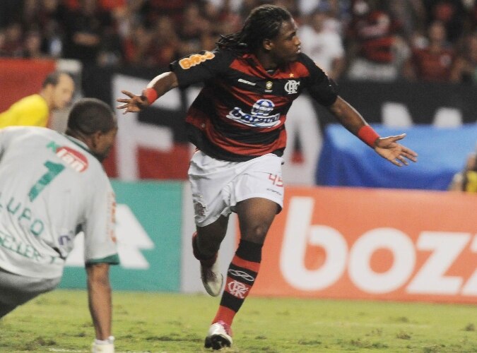 Diego Maurício corre para festejar seu gol, que garantiu os 2 a 1 do Flamengo sobre o Guarani