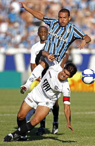 Marcel chuta e Leandro Almeida cai