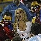 Torcedores da Venezuela posam para foto ao lado de musa paraguaia