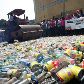 Campanha da amamentação destroi mamadeiras e latas de leite em pó