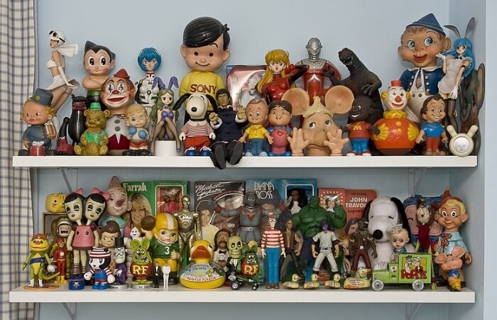 Imensa coleção de brinquedos vira decoração em apartamento