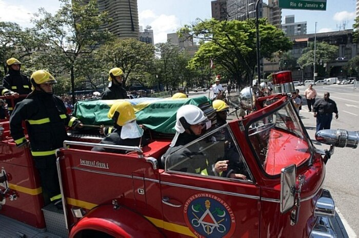 Caixão com corpo do ex-vice-presidente da República, José Alencar, chega no carro do Corpo de Bombei