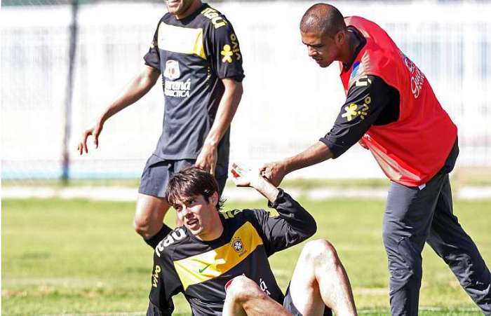 Kaká e Felipe Melo durante o primeiro treino com bola da seleção brasileira