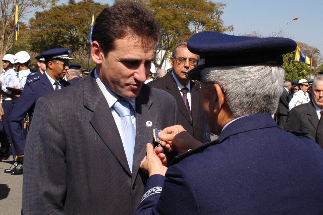 Juniti Saito condecora diretor-presidente da ANAC com medalha