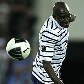 Frânces Alou Diarra e biello-russo Anton Putilo dividem bola