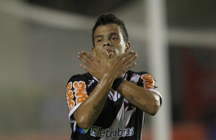 Bernado comemora o primeiro do Vasco na vitória sobre a Cabofriense