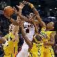 DeRozan, dos Raptors, tenta a cesta contra Troy Murphy (esq), T.J. Ford, e Brandon Rush, dos Pacers