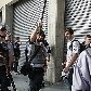 Policiais indicam a torcedores posição para a fila da venda de ingressos para final da Libertadores