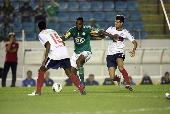 Palmeiras recebe Bahia, pressiona, mas acaba derrotado por 2 a 0.