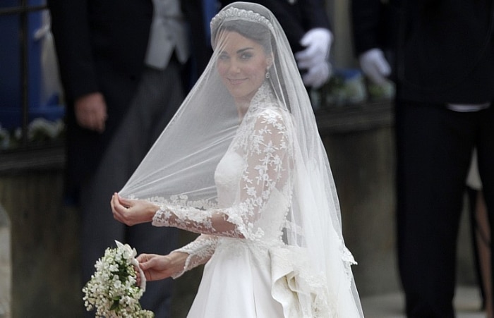 Kate Middleton exibe vestido de noiva criado por Sarah Burton, da grife Alexander McQueen