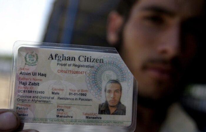 Afegão mostra sua identidade ao partir para a Agência da ONU para Refugiados, no Paquistão