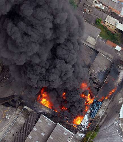 Incêndio atinge fábrica de produtos químicos em Diadema