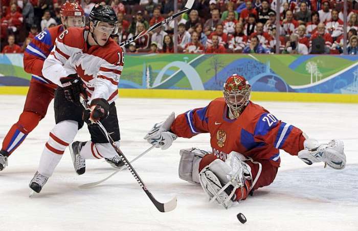 Toews dribla o goleiro Nabokov na goleada do Canadá por 7 a 3 sobre a Rússia nos Jogos de Inverno