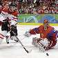 Toews dribla o goleiro Nabokov na goleada do Canadá por 7 a 3 sobre a Rússia nos Jogos de Inverno