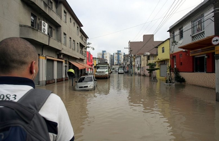 Rompimento de tubulação alaga ruas no centro de São Paulo 