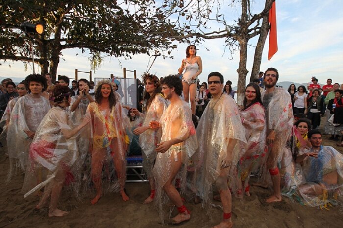 Atores encenam 