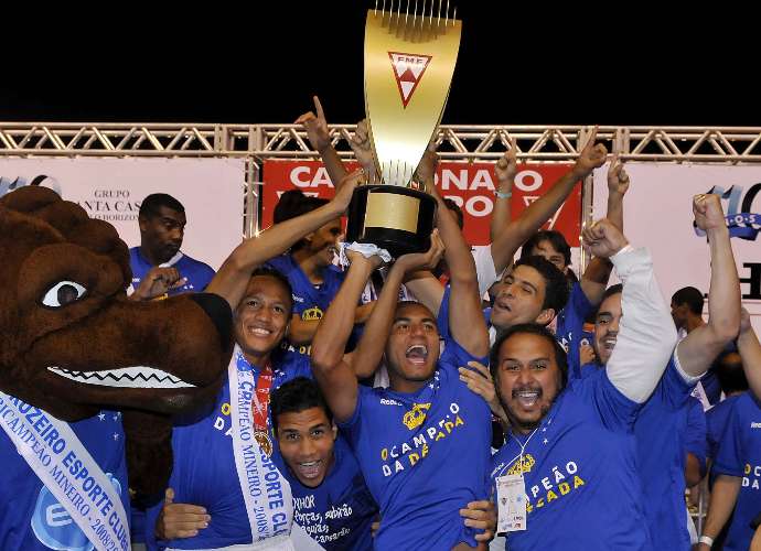 Jogadores do Cruzeiro erguem a taça de campeão mineiro de 2009