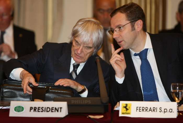 Bernie Ecclestone, chefão comercial da F-1, ouve Stefano Domenicali, chefe esportivo da Ferrari