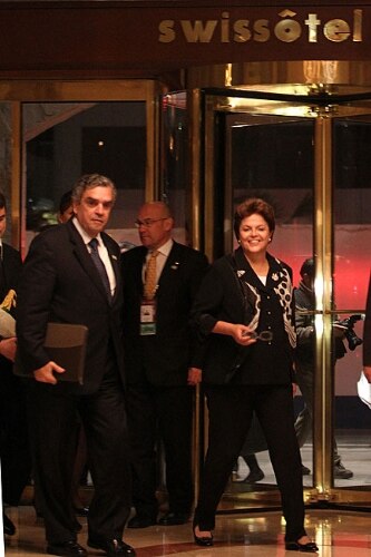 A presidente Dilma Rousseff chega ao hotel em Lima para participar da posse do presidente Humala