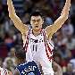 Brevin Knight tenta passar por Yao Ming