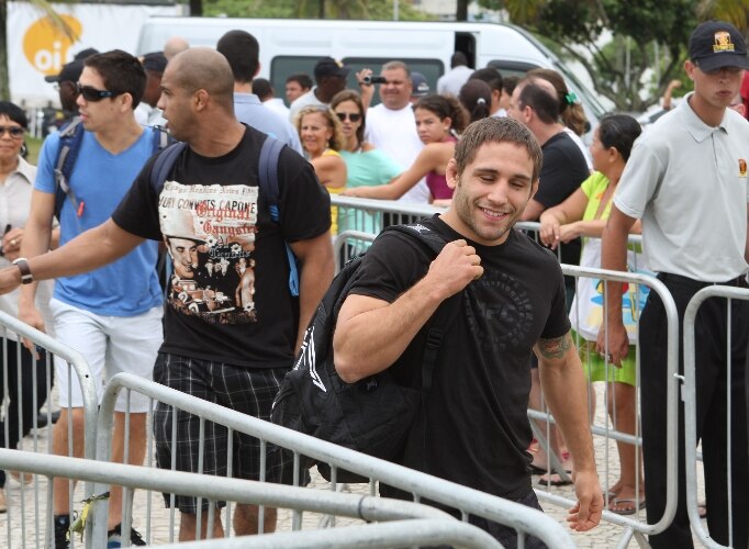 Lutadores fazem demonstração do UFC na praia da Barra da Tijuca