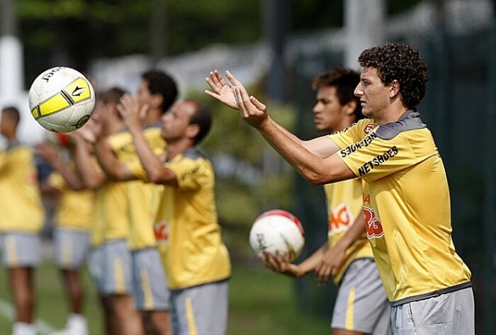Neymar brinca no gol e titulares retornam no treino do Santos