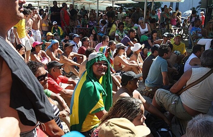 Torcedores cariocas se reunem para assistir final olímpica; Brasil fica com a medalha de prata