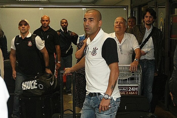 Confira imagens do embarque e desembarque do Corinthians após a primeira partida contra o Boca