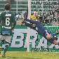 Deola, do Palmeiras, salta para espalmar bola no 1 a 1 com o Corinthians, no Pacaembu