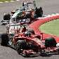 Kimi Raikkonen, da Ferrari, contorna curva à frente de Adrian Sutil, da Force India