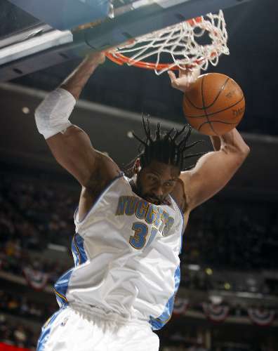 O brasileiro Nenê Hilário, do Denver Nuggets, enterra a bola em vitória sobre o Utah Jazz