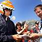 Nelsinho Piquet dá autógrafos na chegada ao circuito de Montecarlo