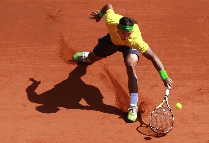 Rafael Nadal rebate bola do finlandês Jarkko Nieminen durante o Masters 1.000 de Monte Carlo