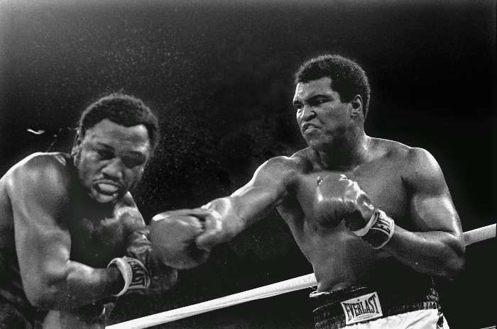 Muhammad Ali atinge Joe Frazier na decisão dos pesados, em 1975