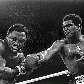 Muhammad Ali atinge Joe Frazier na decisão dos pesados, em 1975