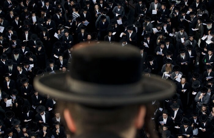 Judeus ultraortodoxos rezam em protesto aos eventos de verão organizados em Jerusalém