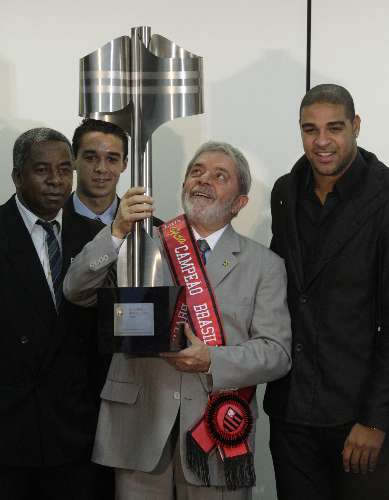 Ao lado do técnico Andrade e do atacante Adriano, Lula ergue o troféu de campeão brasileiro
