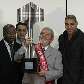 Ao lado do técnico Andrade e do atacante Adriano, Lula ergue o troféu de campeão brasileiro