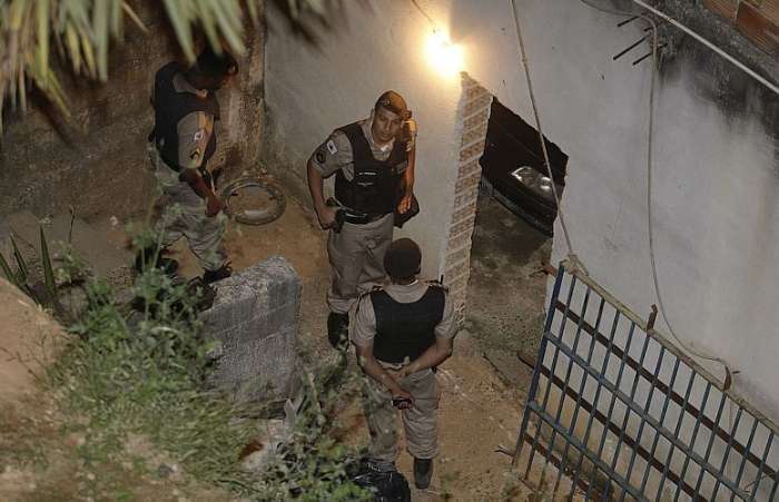 Polícia mineira busca na casa de Neném o corpo de Eliza Samudio, 25, em Vespasiano, MG
