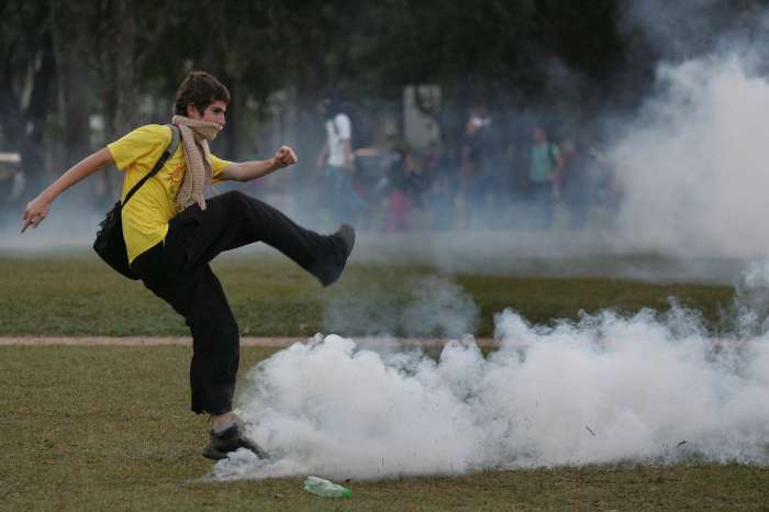 Estudante chuta algo no confronto com a PM na USP