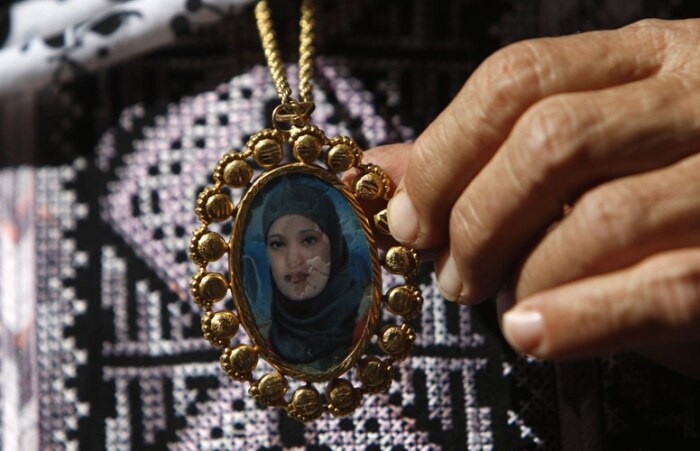 Na Cisjordânia, mãe palestina mostra imagem da filha que se tornou prisioneira de Israel