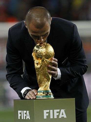 Fabio Cannavaro, capitão da seleção italiana campeã em 2006, beija a taça dourada da Copa