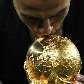 Fabio Cannavaro, capitão da seleção italiana campeã em 2006, beija a taça dourada da Copa