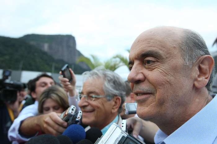 Serra durante encontro com o deputado Fernando Gabeira (PV) no Rio de Janeiro - 19.10.2010