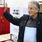 Candidato do PV ao governo do Estado do RJ, Fernando Gabeira, vota pela manhã na zona sul da cidade