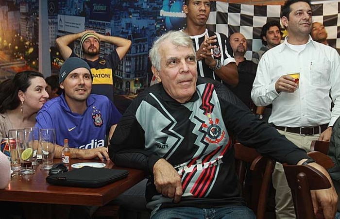 Final da Libertadores reúne argentinos e brasileiros em bar na Mooca