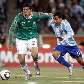 O argentino Tevez tenta tomar a bola de Rodriguez, do México O argentino Tevez tenta tomar a bola de Rodriguez, do México