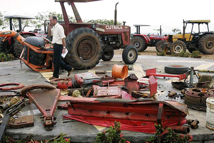 Tratores foram encontrados quebrados ap&oacute;s o MST deixar a fazenda da empresa Cutrale